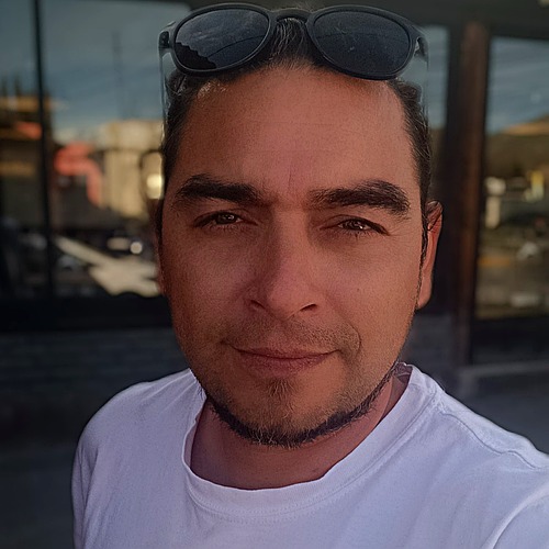 Job, fundador y chofer de Traslados Go